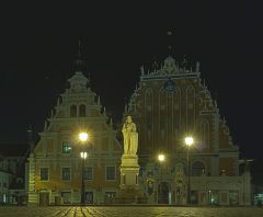 Schwarzhäupterhaus in Riga bei Nacht mit Roland (HDR)