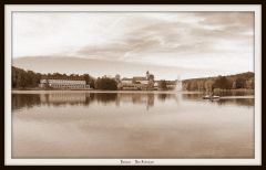 Retroversuch
Inspiriert durch alte Postkarten mit gleichem Motivort
zusehen der Burgsee in Bad Salzungen, links das alte Kurhaus, mitte was von der Burg übrig ist, daneben eine Wasserfontaine und rechts ein Tretboot welches gedanklich durch einen Ruderb