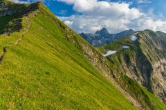 Im Aufstieg zum Rauheck (2384 m), der hohe Berg im Hintergrund ist der Große Krottenkopf (2657 m).