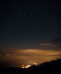 Sternenhimmel am 10.8.2013, gesehen knapp unterhalb vom Kreuzeck (2376 m) in den Allgäuer Alpen. Der Ort unten ist Oberstdorf.