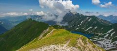 Aussicht vom Lahnerkopf in den Allgäuer Alpen. Rechts unten ist der Schrecksee zu sehen.