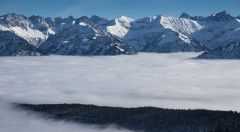 "Obheiter" im Allgäu, gesehen zwischen Riedbergerhorn (1787 m) und Wannenkopf (1712 m).