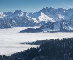 "Obheiter" im Allgäu, gesehen zwischen Riedbergerhorn (1787 m) und Wannenkopf (1712 m).