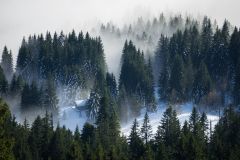 "Obheiter" im Allgäu, gesehen zwischen Riedbergerhorn (1787 m) und Wannenkopf (1712 m).