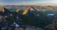 Die Lofoteninsel Vestvågøy mit Blick Richtung Nordosten, aufgenommen vom Berg "Himmeltindan" (931 m).