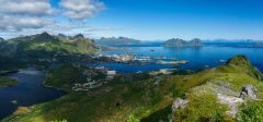 Die Lofotenhauptstadt Svolvær, rechts im Hintergrund die Berge des Festlands. Der Vestfjord trennt die Lofoten vom norwegischen Festland.