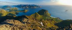 Blick vom Himmeltindan (931 m) auf die Lofoteninseln Vestvågøy (Standort) und Moskenesøy (hinten).