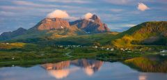 Auf der Lofoteninsel Vestvågøy, Blick auf die Berge Justadtinden und Trolldalstindan.
