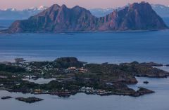 Aussicht vom Berg Glomtinden über Teile von Kabelvåg auf die Insel Litlmolla in Nordnorwegen.