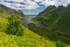 Der See Ågvatnet und im Hintergrund der Ort Å auf der Lofoteninsel Moskenesøy.