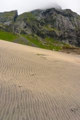 Am Strand Kvalvika auf den westlichen Lofoten, Insel Moskenesøy.