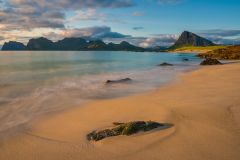 Am Strand nahe Myrland auf der Lofoteninsel Flakstadøy.