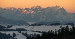 Die Alpstein-Gruppe in der Schweiz, gesehen vom Oberallgäu. Der höchste Berg in dieser Gruppe ist der bekannte und mächtige Säntis (2502 m) ganz rechts.