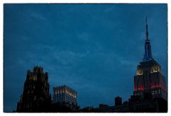Nachtansicht des Empire State Buildings und seiner Nachbarn.
NYC