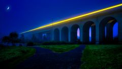 Nachtzug und Eisenbahnbrücke (Bielefeld-Schildesche)
