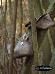 Ich weiß, das Foto hat kaum künstlerischen Wert, aber ich fand diesen Schuh so vor und weil es ein Naturschutzgebiet ist und dort oft alles überschwemmt ist, denk ich, die Natur hat den Schuh selbst in den Weidenbaum gepackt. Das wollte ich euch nicht vor