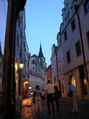 Prag bei Nacht
Extra für Rainer. Da ich ein Vertikalfetischist bin ist meins mehr von unten geknipst und die Leute haben mich auch nicht wirklich gestört

Ich hoffe du magst es?