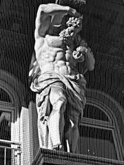 Titan hinter Gittern