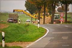 Rüben-MAUS 

Straßenverladung von Zuckerrüben mit der Rüben-MAUS (Mechanisiertes Auf- und Ueberlade-System) an der Landstraße zwischen Moringen und Einbeck.
G1 mit 45-200mm.