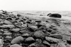 Wilde Schönheit

Ostseestrand am Fuß der Kreideklippen am Königstuhl im Nationalpark Jasmund auf der Insel Rügen.
