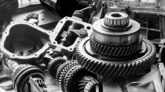 Getriebe - ausgebaut :)
Mir gefiel einfach wie die einzelnen Zahnräder aussahen - und in Schwarz-Weiß kommt das "Metall-gefühl" besser rüber.