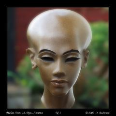 MaketAton. Eine der Töchter Echn-Atons vom damaligen Hofbildhauer Tutmosis, der auch die Berliner Nofretete gemacht hat.Dies ist ein Abguss vom Original im Originalmaterial.Man beachte die feinen Assymmetrien. Der Mann war genial.