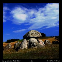 Poskær_Stenhus_1Dies ist eine Megalithanlage auf Mols in Dänemark. Es ist der größte heute noch existierende Dolmen in DK.Über die astronomische Bedeutung habe ich auf www.echn-aton.demeine bisherigen Ergebnisse dargestellt.