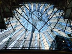 Sony Center   05
Dach vom Arsenal Kino im Untergeschoß. Scheint bis zum Boden zu reichen.