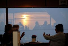 Hiddensee 10/09   02
Spiegelung des Sonnenuntergangs in Scheibe gegenüber