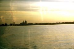 Hiddensee  10/09  01
Durch Fenster der Fähre zurück auf Stralsund